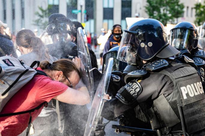 Officers pepper spray a protester while pushing him back during a demonstration over the death of George Floyd, who died in police custody, near the White House in Washington, DC, USA, 01 June 2020. Photo: EPA