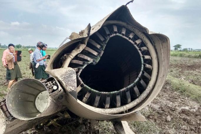 People look at the wreckage of a Myanmar Air force F-7 Fighter jet after it crashed near Saklu city, Minbu Township, Magway Division, Myanmar, 16 October 2018. Photo: EPA