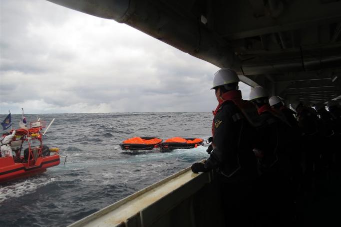 A handout photo made available by the Korean Coast Guard shows members of the Coast Guard engaging in a search and rescue operation in waters 148.2 kilometers southeast of Seogwipo, Jeju Island, South Korea, 25 January 2023, after Jin Tian, a Hong Kong-registered cargo ship carrying 22 crew members, sank off the southern island. Photo: EPA