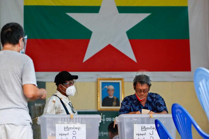 People cast their ballots during early voting at a polling station in Yangon, Myanmar, 29 October 2020. Photo: Lynn Bo Bo/EPA