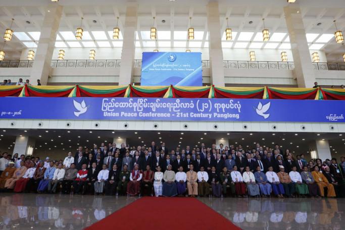 Myanmar's President Htin Kyaw (C), Myanmar's Foreign Minister and State Counselor Aung San Suu Kyi (C-L) and other pose for a group photo with other attendees after the opening conference of the Union Peace Conference - 21st century Panglong in Naypyitaw, Myanmar, 31 August 2016. Photo: Hein Htet/EPA
