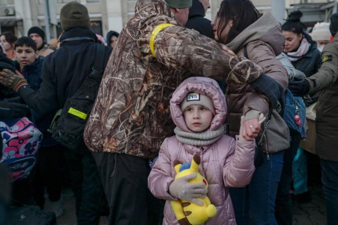 People gather on a platform to try to evacuate the city on March 9, 2022 at the central train station of the major port city of Odessa which remains under Ukrainian control and has so far been spared fighting, but the US Defense Department said Russian ground forces appeared primed to attack the city, possibly in coordination with an amphibious assault. Photo: APF