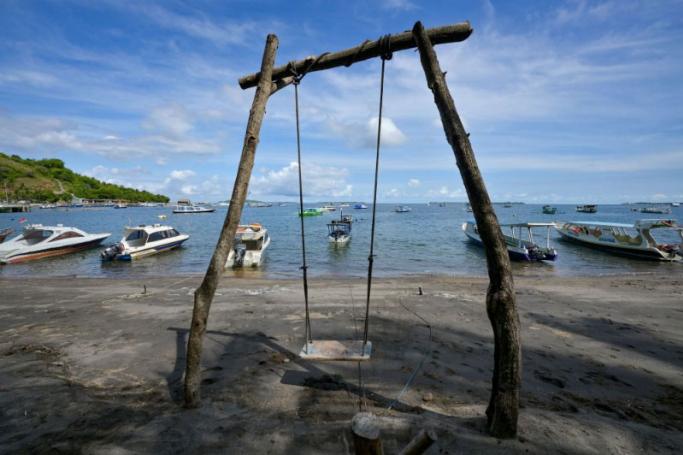 A swing is seen near boats anchored along the shore in Pemenang on North Lombok island, where tourists used to take the ferry to Gili Trawangan resort island November 22, 2021. Photo: AFP