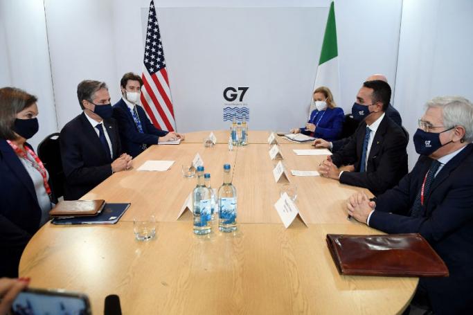 US Secretary of State Antony Blinken (2nd L) meets with Italian Foreign Minister Luigi Di Maio (2nd R) on the first day of the G7 foreign ministers summit in Liverpool, north-west England on December 11, 2021. (Photo by OLIVIER DOULIERY / POOL / AFP) 