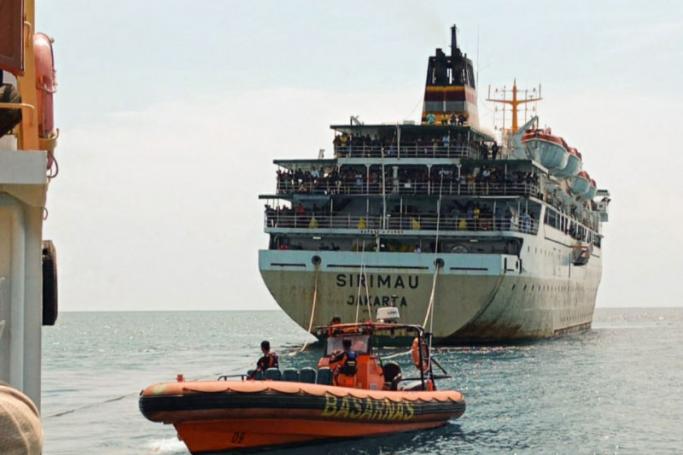Indonesian rescuers evacuate hundreds of passengers from the KM Sirimau ferry off the coast of Lembata on May 19, 2022. Photo: AFP