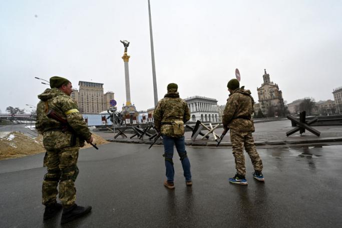  Fighters of the Ukrainian Territorial Defence Forces, the military reserve of the Ukrainian Armed Forces, stand guard on the position at Independence Square in Kyiv on March 2, 2022. Photo: AFP