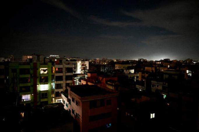 This photograph taken on October 4, 2022 shows a residential neighbourhood during a power blackout in Dhaka. At least 130 million people in Bangladesh were left without power on October 4 after a grid failure caused widespread blackouts, the government's power utility company said. Photo: Munir uz zaman / AFP