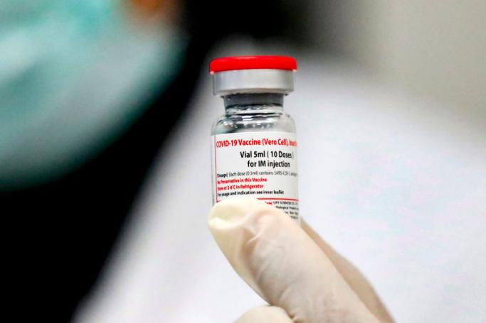 A laboratory technician holds a vial of China's Sinovac vaccine against the coronavirus, produced by the Egyptian company VACSERA, in the capital Cairo, on September 1, 2021. Photo: AFP