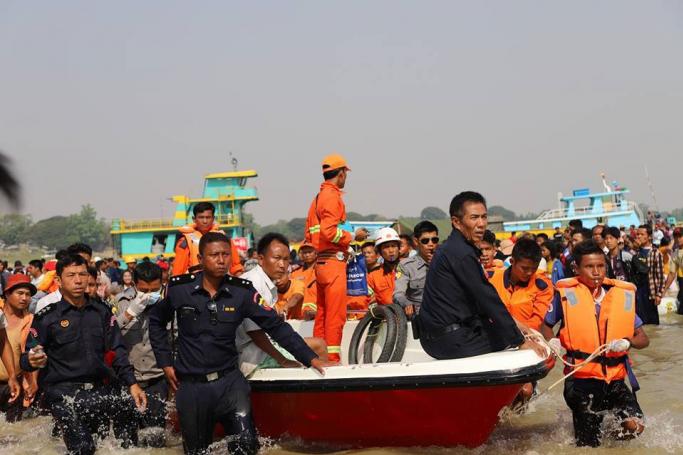 Police and recuse team after a vessel capsized on April 16. Photo: Zin Zin Mon Zaw/Mizzima