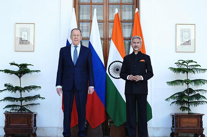  A handout photo made available by the Indian ministry of external affairs showing Indian External Affairs Minister Dr. S. Jaishankar welcoming Minister of Foreign Affairs of the Russian Federation Sergey Lavrov (L) in New Delhi, India 01 April 2022. Photo: EPA