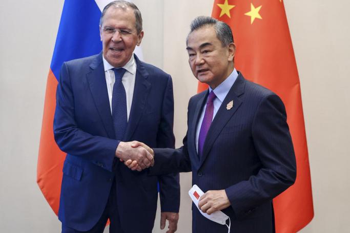 A handout picture made available by Russian Foreign ministry press service shows Russian Foreign Minister Sergei Lavrov (L) shakes hands with China's Foreign Minister Wang Yi (R), during their bilateral meeting ahead of the G20 Foreign Ministers Meeting in Nusa Dua, Bali, Indonesia, 07 July 2022. Photo: EPA