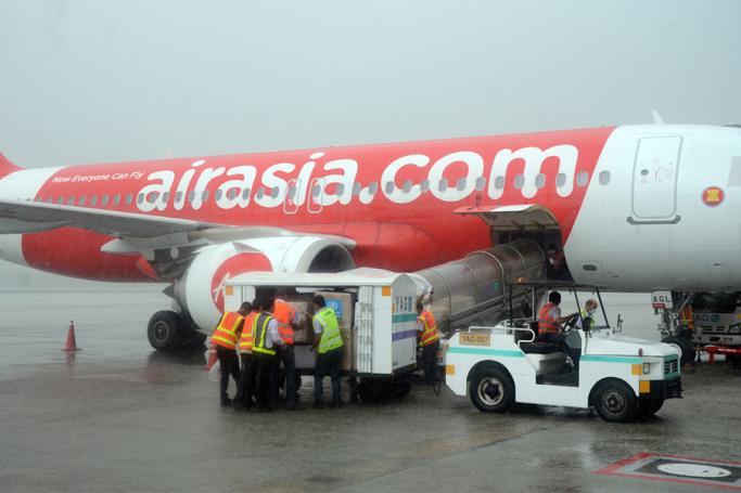 Workers unloading medical supplies from the special flight at the Yangon International Airport on 31 May 2020. Photo: MNA