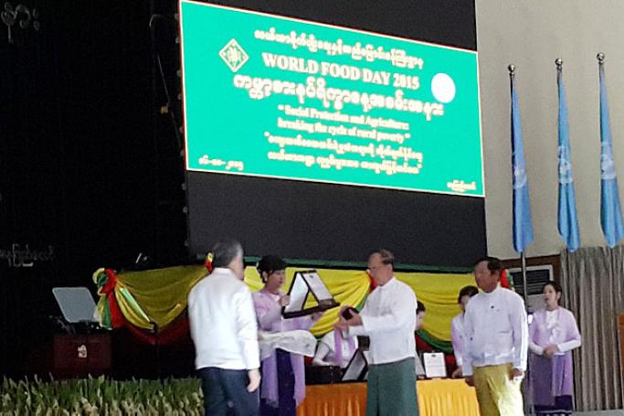 President U Thein Sein (front, second from right), presents the award to Dr. Gil C. Saguiguit, Jr. (leftmost), SEARCA Director at the World Food Day celebration of Myanmar on 16 October 2015 at Yezin Agricultural University (YAU) in Nay Pyi Taw.​ Photo: SEARCA
