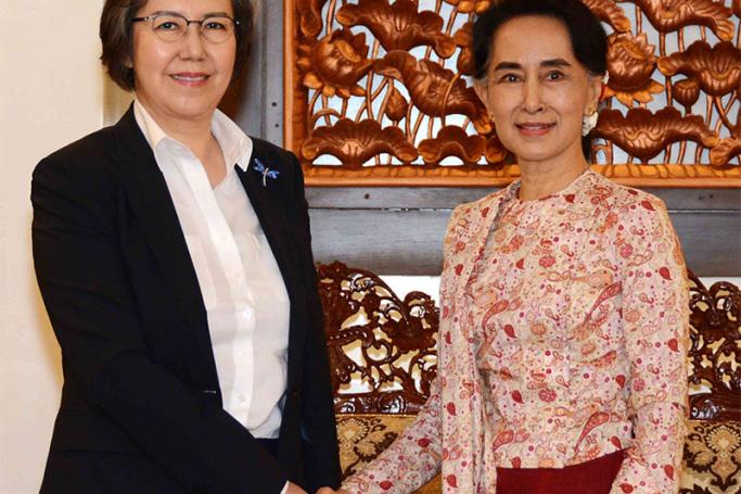 Union Minister for Foreign Affairs Daw Aung San Suu Kyi shakes hands with Ms Yanghee Lee, the United Nations Special Rapporteur on the situation of human rights in Myanmar. Photo: MNA
