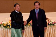 Cambodia’s Prime Minister Hun Sen (R) shaking hands with Myanmar military chief Min Aung Hlaing (L) during a dinner in Naypyidaw. Photo: AFP
