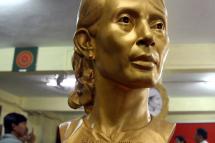 A bronze statue of Aung San Suu Kyi is displayed at an art exhibition organised by the National League for Democracy in Yangon, 02 January 2007. Photo: AFP