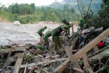 People search for victims after a landslide in Tra Leng commune, in Quang Nam province, Vietnam, 29 October 2020. Photo: EPA