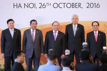 (L-R) Laos' Prime Minister Thongloun Sisoulith, Cambodia's Prime Minister Hun Sen, Vietnam's Prime Minister Nguyen Xuan Phuc, Myanmar's President Htin Kyaw, Secretary General of the Association of Southeast Asian Nations (ASEAN) Le Luong Minh pose for a group photo during the 8th Cambodia-Laos-Myanmar-Vietnam Summit (CLMV-8) in Hanoi, Vietnam, 26 October 2016. Photo: Minh Hong/EPA/POOL
