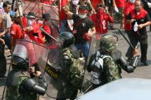 Flashback to Bangkok in 2010 - Thai anti-government protesters known as 'red shirts', fight with army soldiers at the Phan Fa Bridge area in Bangkok, Thailand, 10 April 2010. Photo: Narong Sangnak/EPA
