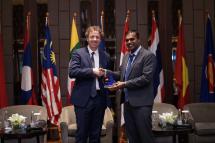 (left to right) H.E. Igor Driesmans, Ambassador of the European Union to ASEAN, presented the ASEAN Customs Transit System (ACTS) Gold Partner awards to Mr S. Pirithivaraj Selvarajoo, Director of City Zone Express Sdn. Bhd., Malaysia