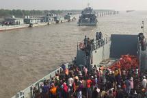 Rohingya refugees board a Bangladesh Navy ship to be transported to the island of Bhashan Char in Chittagong on December 4, 2020. Photo: AFP