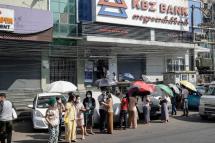 Myanmar people line up in front of a ATM machine of a closed bank in Yangon, Myanmar, 01 February 2021. Photo: Lynn Bo Bo/EPA
