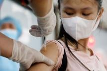 A young Cambodian person gets a dose of China's Sinovac COVID-19 vaccine during a vaccination drive held at a health center in Phnom Penh, Cambodia, 01 August 2021. Photo: EPA