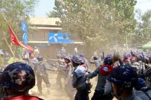 Clashes between police officers and student protesters at the protest site in Letpadan, Bago division, Myanmar, 10 March 2015. Photo: Nyein Chan Naing/EPA
