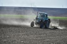 A farmer drives a tractor on the field in Khmelnytsky region, Ukraine, 02 May 2022. Photo: EPA