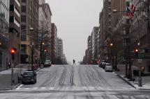 A person crosses the street in downtown Washington, DC, USA. Photo: EPA