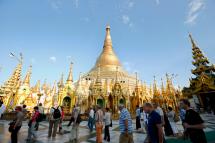 Foreign tourists flock the compound of the Shwedagon Pagoda in Yangon, Myanmar, 06 November 2015. Photo: Rungroj Yongrit/EPA
