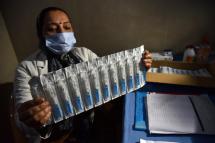 A health worker holds a mock Covid-19 vaccine syringes during a dry run of Covid-19 vaccination at a government hospital in Jammu, India, 02 January 2021. Photo: EPA