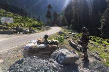 Indian Border Security Force (BSF) soldiers guard a highway leading towards Leh, bordering China, in Gagangir on June 17, 2020. Photo: AFP