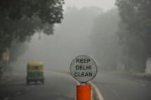 A rickshaw drives along a road under heavy smog conditions in New Delhi (AFP Photo/Sajjad HUSSAIN) 