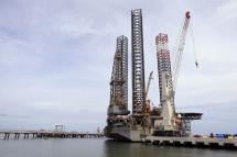 A view of a jack-up oil platform used for natural gas exploration at Puerto Bahia in Cartagena, Colombia. Photo: EPA
