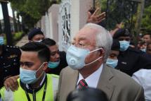 Former Malaysia prime minister Najib Razak (C) wears mask as he arrives at the Kuala Lumpur High Court complex in Kuala Lumpur, Malaysia, 27 July 2020. Photo: EPA