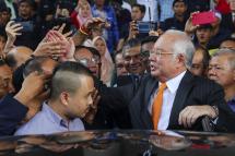 (File) Former Malaysia prime minister Najib Razak (R) waves to his supporters before leaving the Kuala Lumpur High Court complex in Kuala Lumpur, Malaysia, 11 November 2019. Photo: EPA