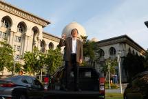 Malaysia's Malaysiakini news portal editor-in-chief Steven Gan gestures, outside the Palace of Justice in Putrajaya, Malaysia, 19 February 2021. Photo: EPA