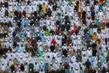 Indian Muslims attend Eid al-Fitr prayers at the YMCA ground in Mumbai, India, 22 April 2023. Photo: EPA