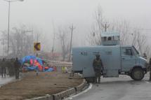 Indian security personnel stand guard at the blast site in Lethpora area of south Kashmir's Pulwama district, some 25 kilometers south of Srinagar, the summer capital of Indian Kashmir, 15 February 2019. Photo: Farooq Khan/EPA
