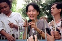 n this file photo taken on July 14, 1995, pro-democracy leader Aung San Suu Kyi (C) addresses supporters from the main gate of her family compound in Yangon. Photo: AFP