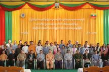 Union Minister Dr Win Myat Aye poses for a photo with attendees at the meeting for national strategy on the resettlement of internally displaced persons (IDPs) and closure of IDP camps in Lashio, Shan State yesterday. Photo: MNA