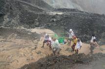(File) Volunteers carry a victim of a landslide accident at a jade mining site in Hpakant, Kachin State, northern Myanmar, 03 July 2020. Photo: EPA