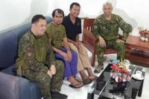 A handout photo made available by the Joint Task Force Sulu (JTFS) shows rescued Abu Sayyaf group captives Indonesian nationals Samiun bin Maneu (2-L) and Maharudin bin Lunani (2-R) posing with military officers inside a military camp in Jolo, Sulu, southern Philippines, 22 December 2019. Photo: EPA
