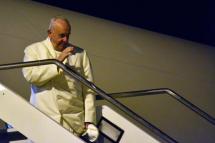 Pope Francis (C) boards a plane for his trip to Myanmar and Bangladesh at the Fiumicino Airport, near Rome, Italy, 26 November 2017. The Pontiff departes for an official visit to Myanmar and Bangladesh from 27 November to 03 December. Photo: Telenews/lEPA-EFE
