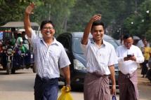 Reuters journalists Wa Lone (L) and Kyaw Soe Oo gesture outside Insein prison after being freed in a presidential amnesty in Yangon on May 7, 2019. Photo: AFP