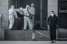 (FILES) This file photo taken on January 18, 2020 shows medical staff members carrying a patient into the Jinyintan hospital, where patients infected by a mysterious SARS-like virus are being treated, in Wuhan in China's central Hubei province. Photo: AFP