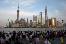 People gather at the Bund watching the skyline of the Lujiazui Finance and Trade Zone in Shanghai city, China, 24 September 2013. EPA/WU HONG
