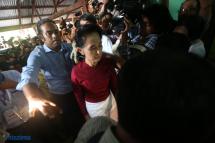 Daw Aung San Suu Kyi arrives at the polling station in Bahan Township to vote on the morning of November 8. Photo: Hong Sar/Mizzima
