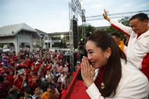 Paetongtarn Shinawatra (L) who is expected to be prime minister candidate for Pheu Thai Party and youngest daughter of exiled former deposed Thai leader Thaksin Shinawatra, greets supporters next to Thai property tycoon and Pheu Thai Party's chief advisor Srettha Thavisin (R), during a general election campaign in Nonthaburi province, Thailand, 22 March 2023. Photo: EPA